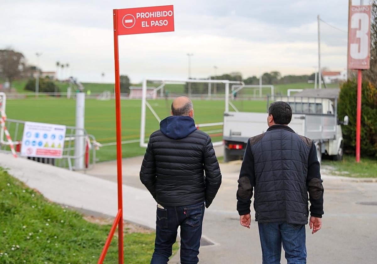 Prohibido el paso.Dos padres se acercan para seguir el entrenamiento de sus hijos ayer en Mareo.