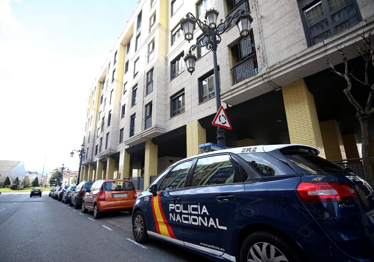 Una patrulla de la Policía Nacional en la calle Ámsterdam