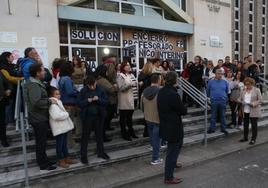 Compañeros y familiares acudieron ayer al IES La Ería para apoyar a los profesores afectados.