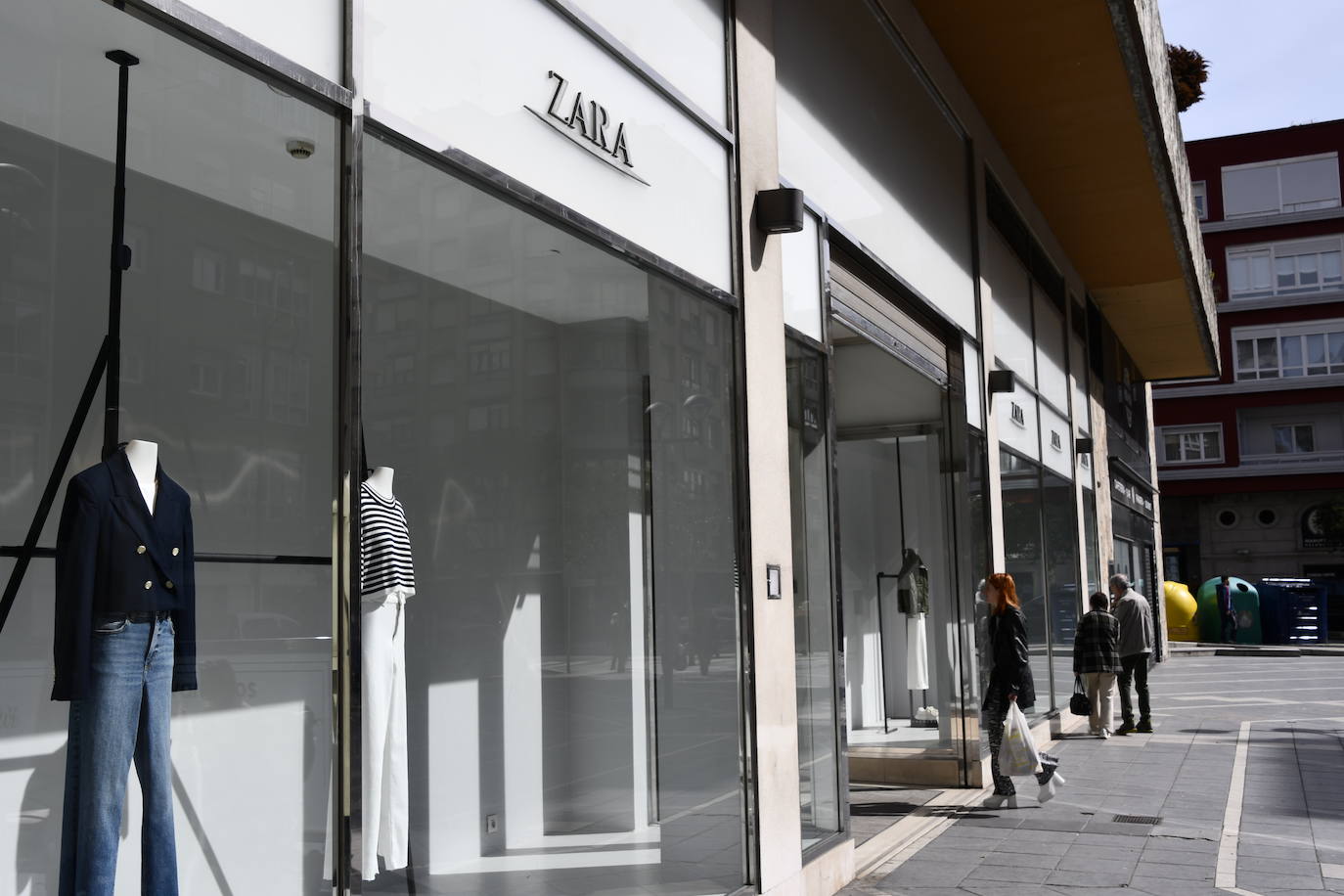 Adiós a Zara en Avilés entre aplausos y lágrimas