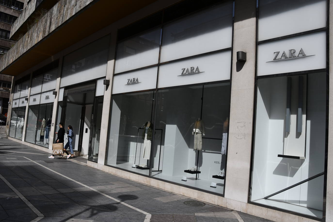 Adiós a Zara en Avilés entre aplausos y lágrimas