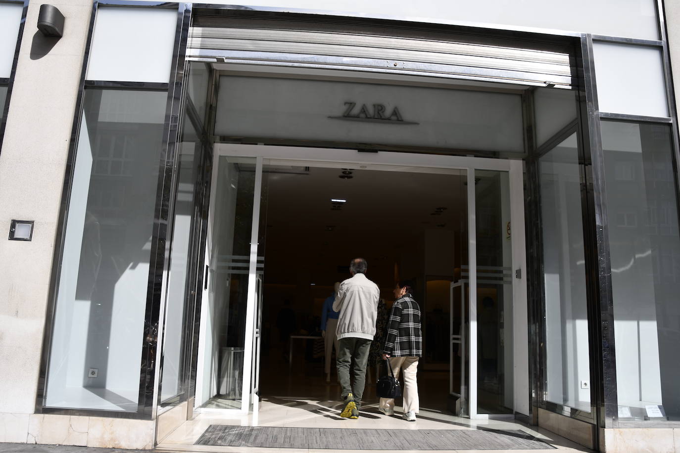 Adiós a Zara en Avilés entre aplausos y lágrimas