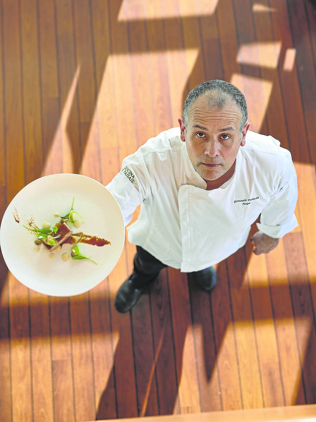 Gonzalo Pañeda, en uno de los salones del restaurante gijonés.