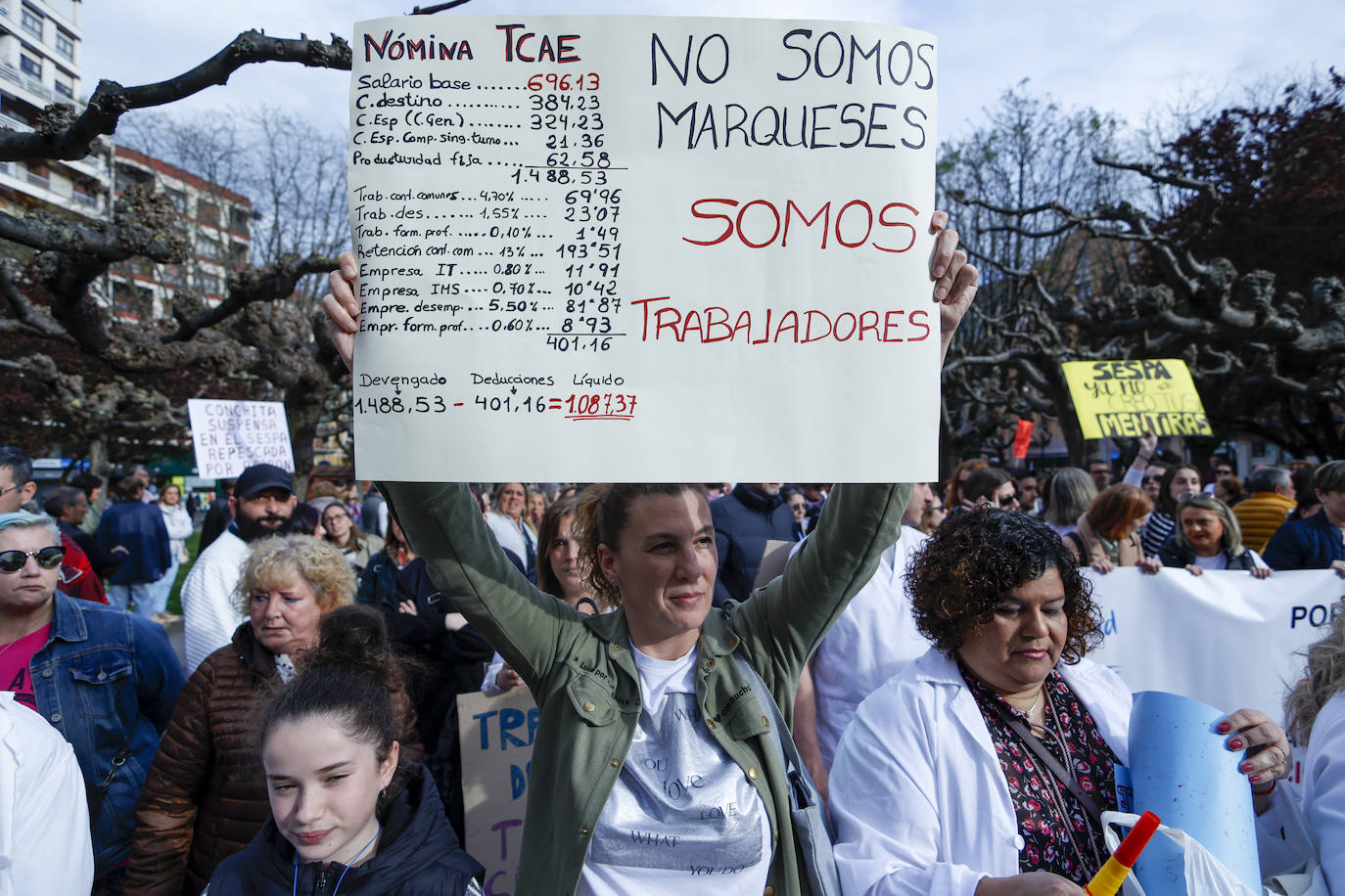 Multitudinaria protesta de sanitarios en Gijón: «No es por dinero, consejero»