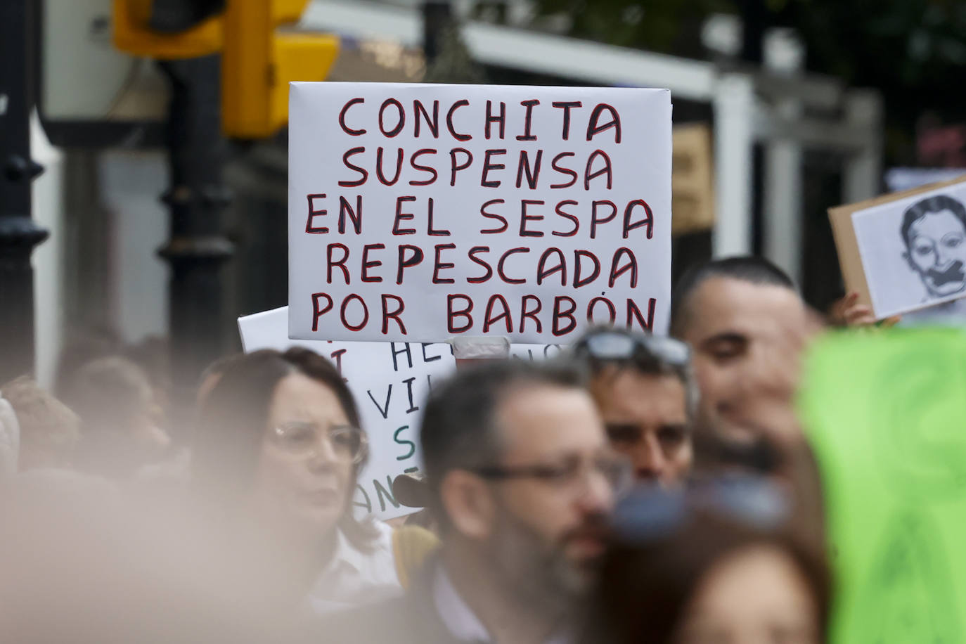 Multitudinaria protesta de sanitarios en Gijón: «No es por dinero, consejero»