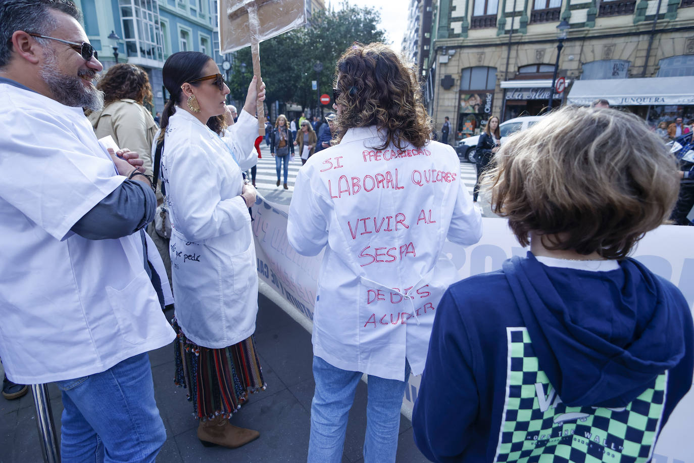 Multitudinaria protesta de sanitarios en Gijón: «No es por dinero, consejero»