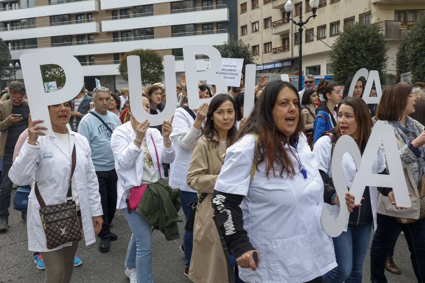 Multitudinaria protesta de sanitarios en Gijón: «No es por dinero, consejero»