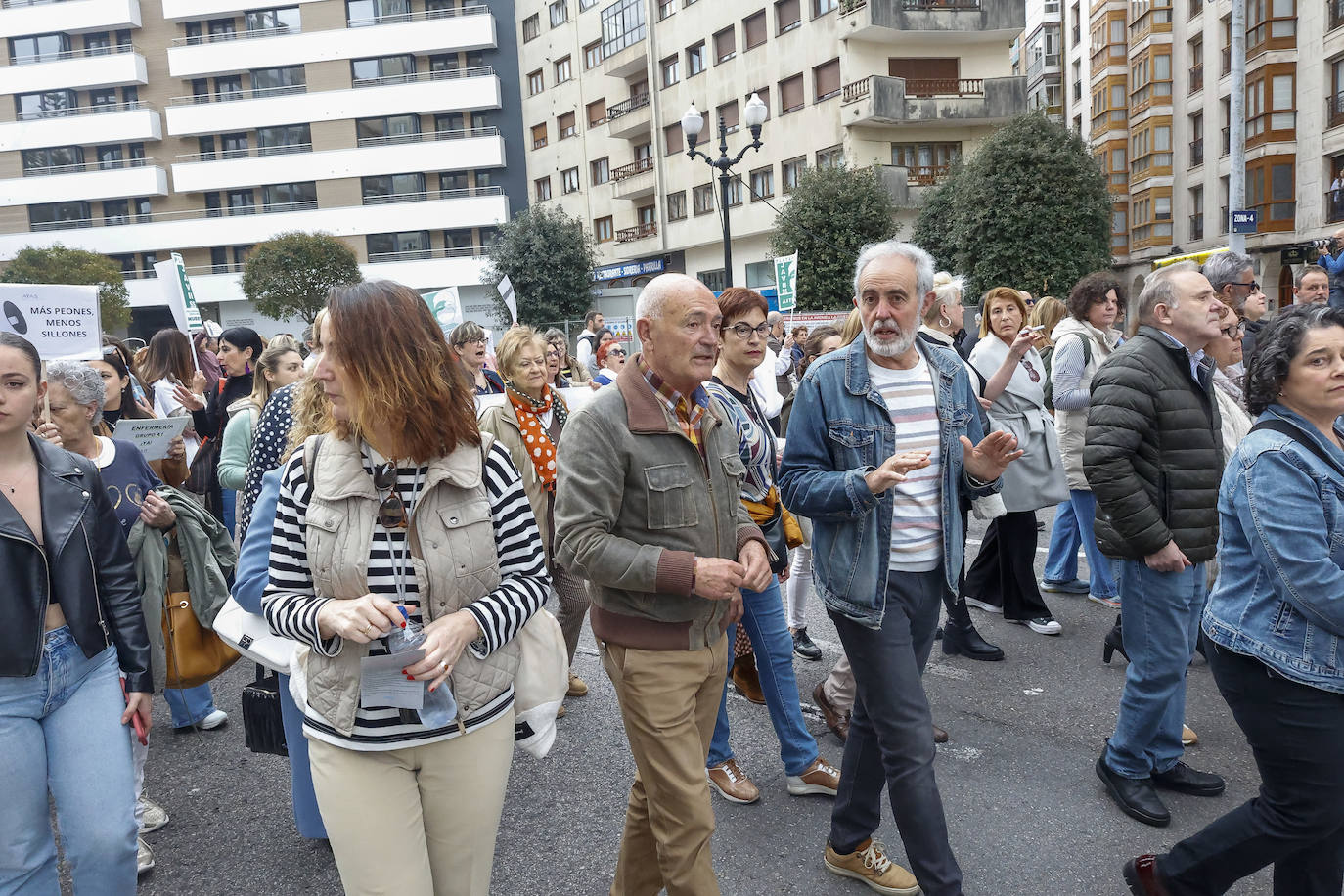 Multitudinaria protesta de sanitarios en Gijón: «No es por dinero, consejero»