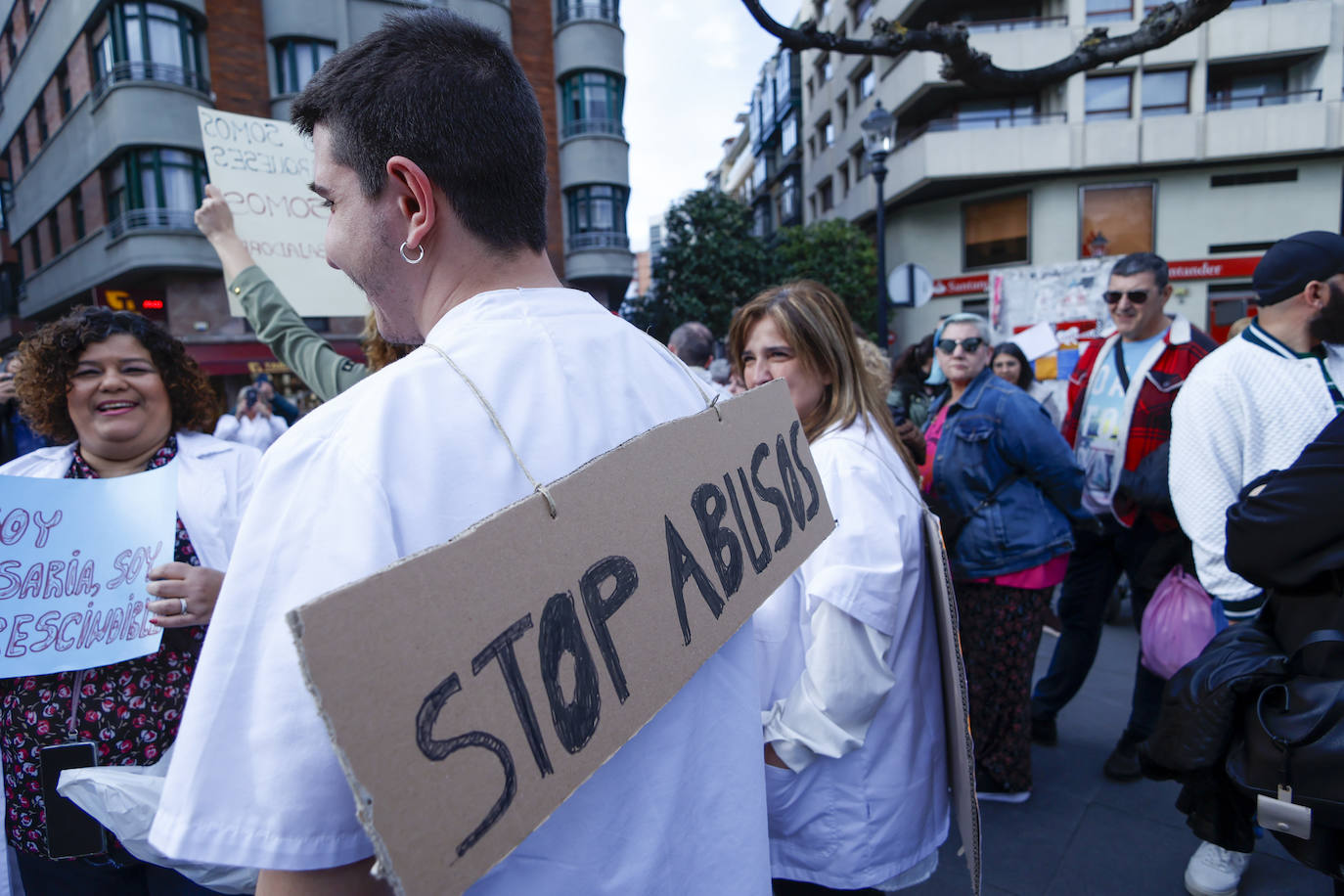 Multitudinaria protesta de sanitarios en Gijón: «No es por dinero, consejero»