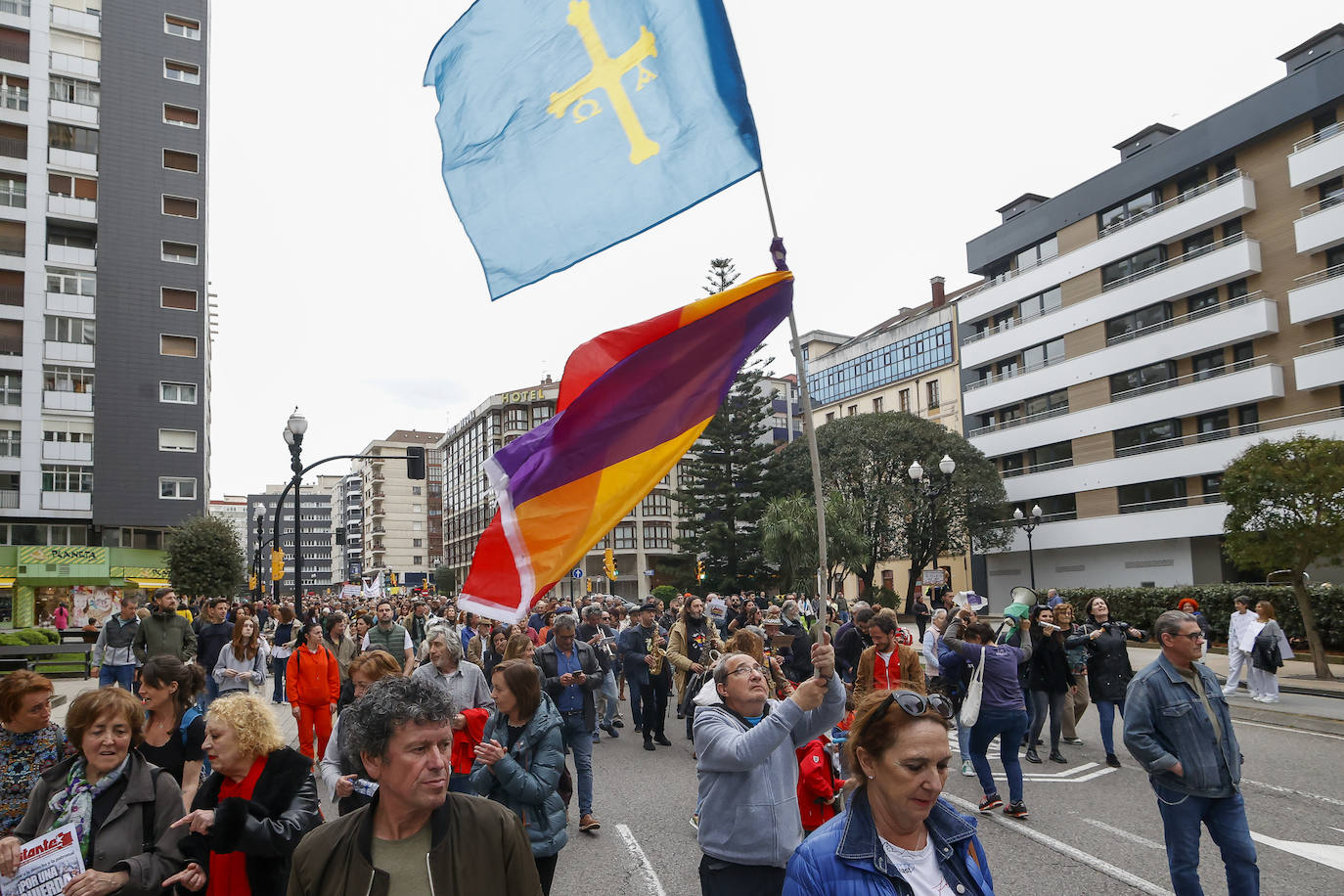 Multitudinaria protesta de sanitarios en Gijón: «No es por dinero, consejero»