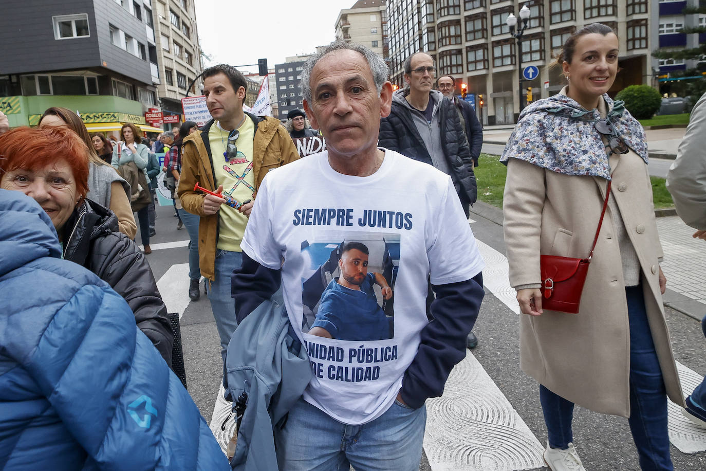 Multitudinaria protesta de sanitarios en Gijón: «No es por dinero, consejero»