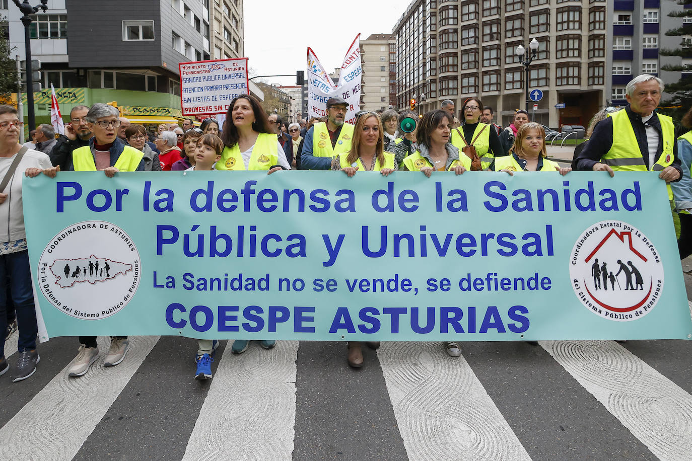 Multitudinaria protesta de sanitarios en Gijón: «No es por dinero, consejero»