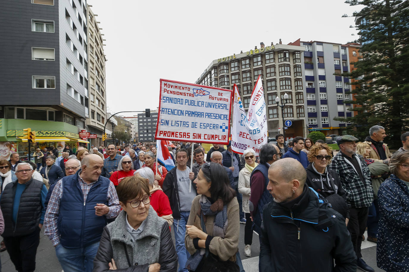 Multitudinaria protesta de sanitarios en Gijón: «No es por dinero, consejero»