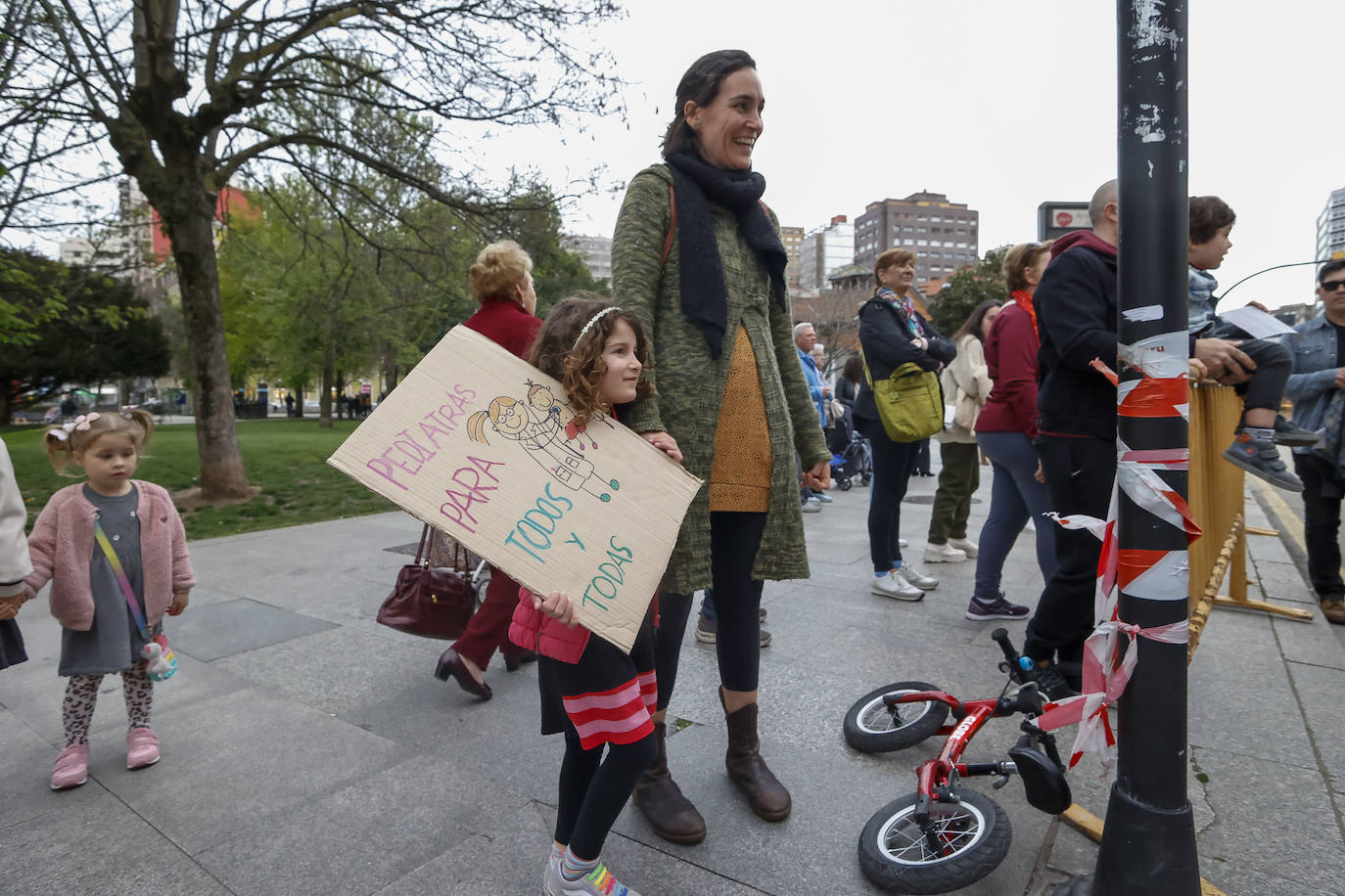 Multitudinaria protesta de sanitarios en Gijón: «No es por dinero, consejero»