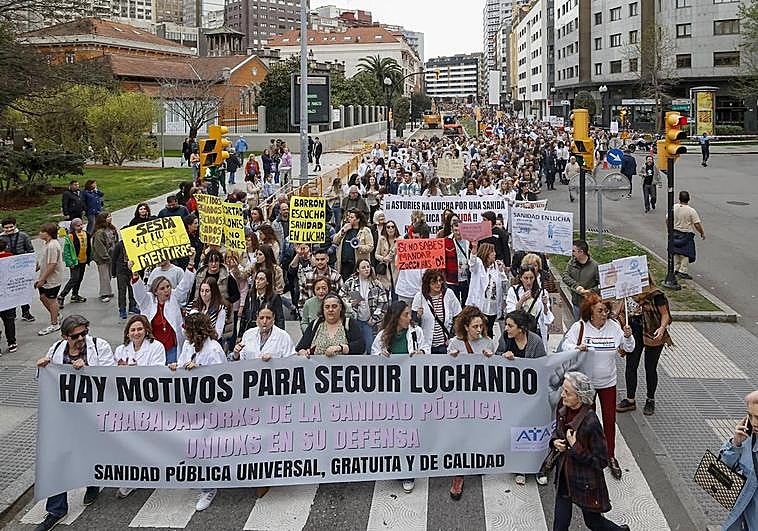 Participantes en la marcha por las calles de Gijón en defensa de la sanidad pública.