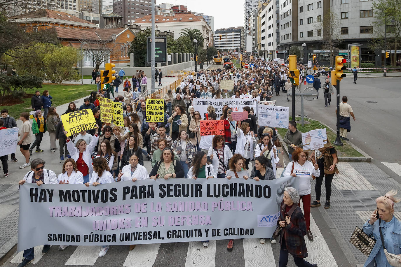 Multitudinaria protesta de sanitarios en Gijón: «No es por dinero, consejero»