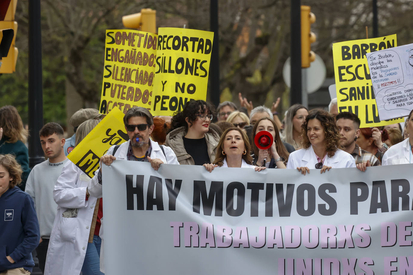 Multitudinaria protesta de sanitarios en Gijón: «No es por dinero, consejero»