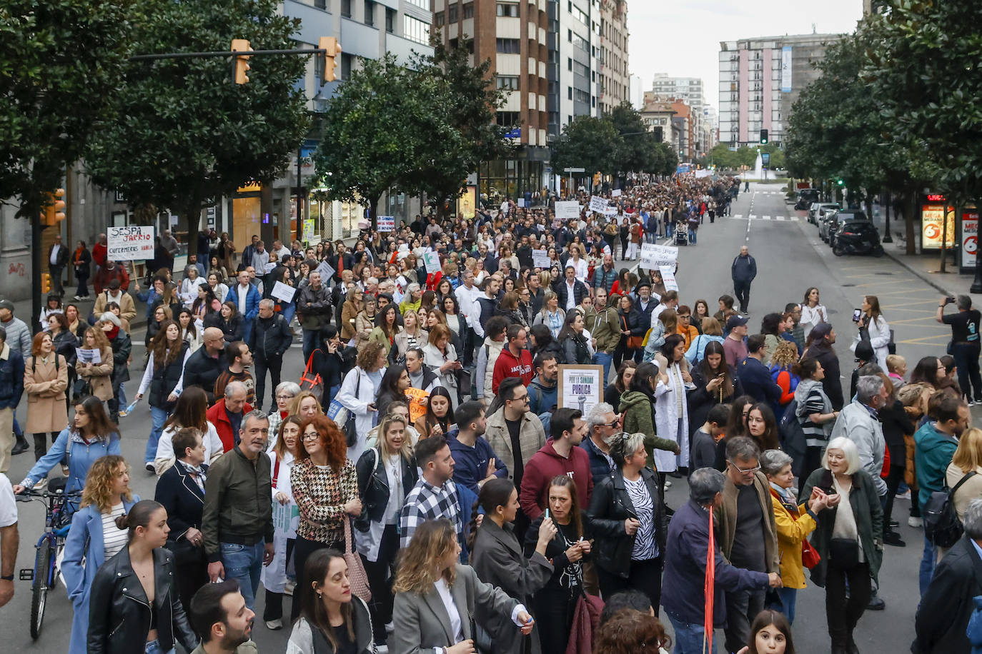 Multitudinaria protesta de sanitarios en Gijón: «No es por dinero, consejero»
