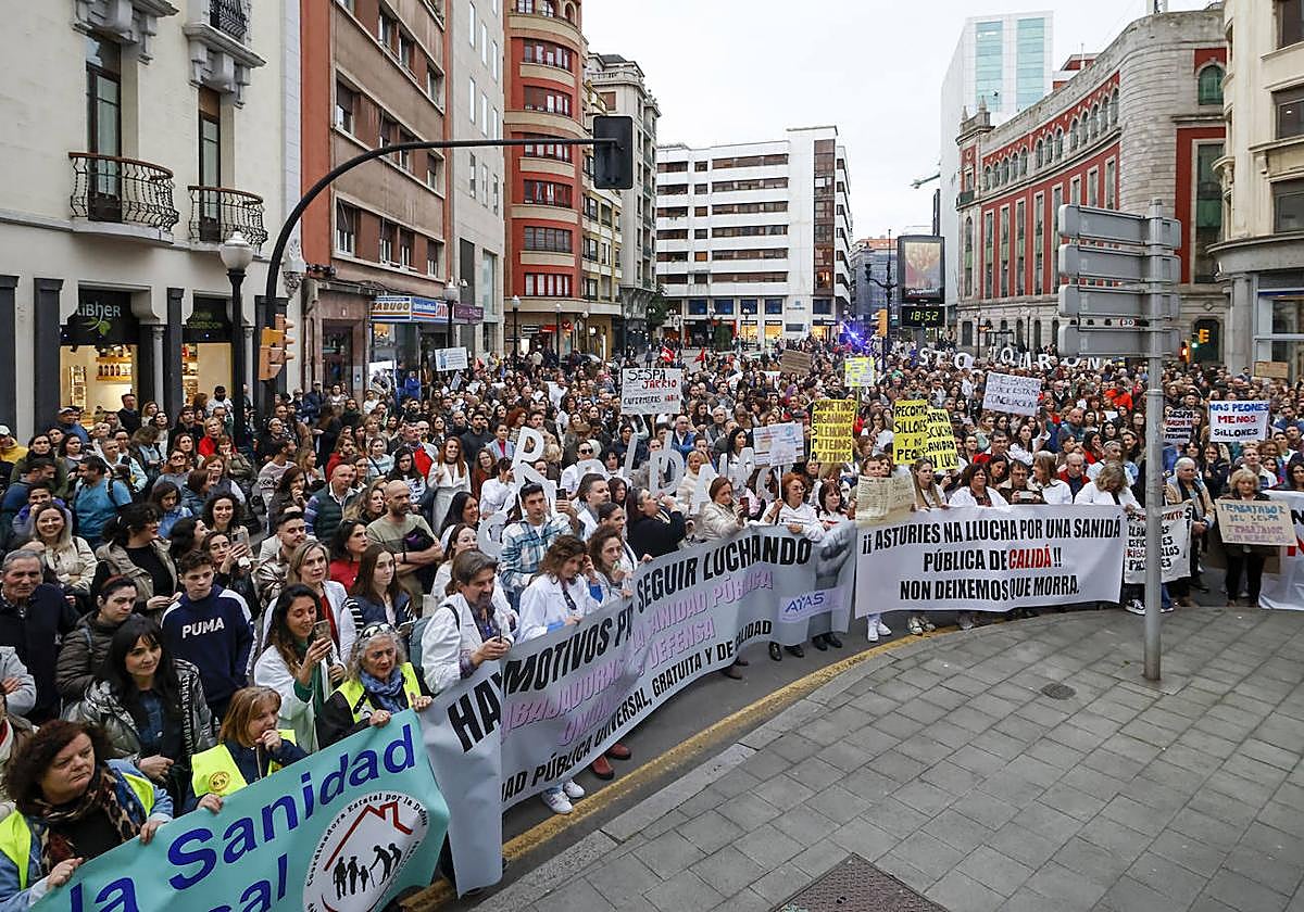 Multitudinaria protesta de sanitarios en Gijón: «No es por dinero, consejero»