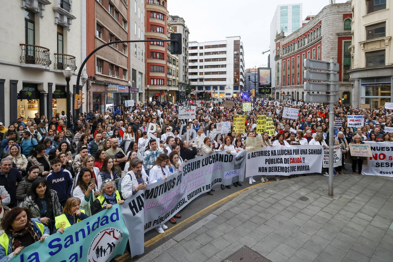 Multitudinaria protesta de sanitarios en Gijón: «No es por dinero, consejero»
