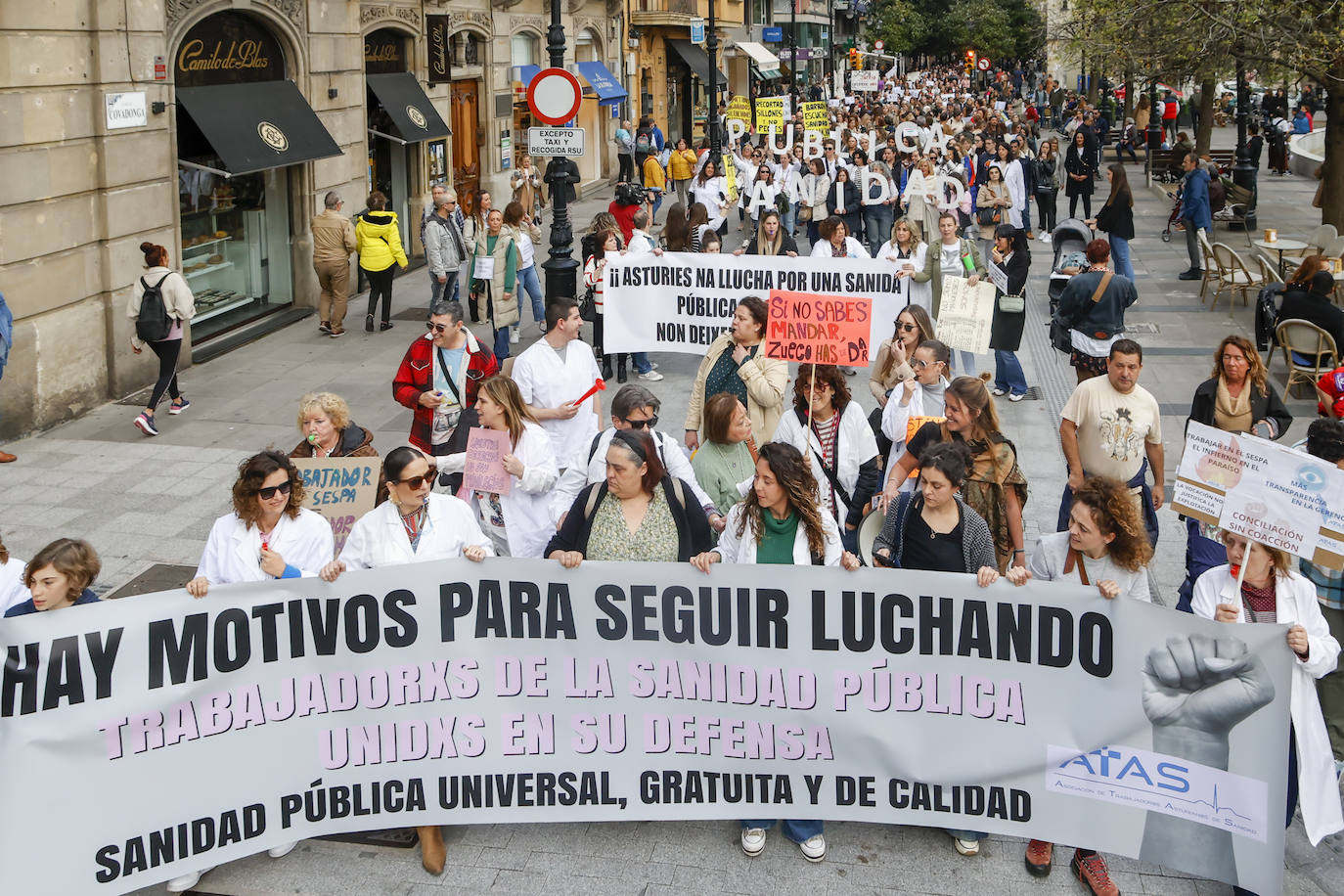 Multitudinaria protesta de sanitarios en Gijón: «No es por dinero, consejero»