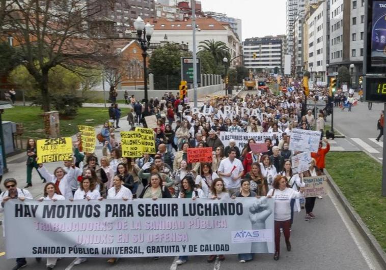 La manifestación de los trabajadores de la sanidad pública asturiana, a su paso por la avenida de la Costa.