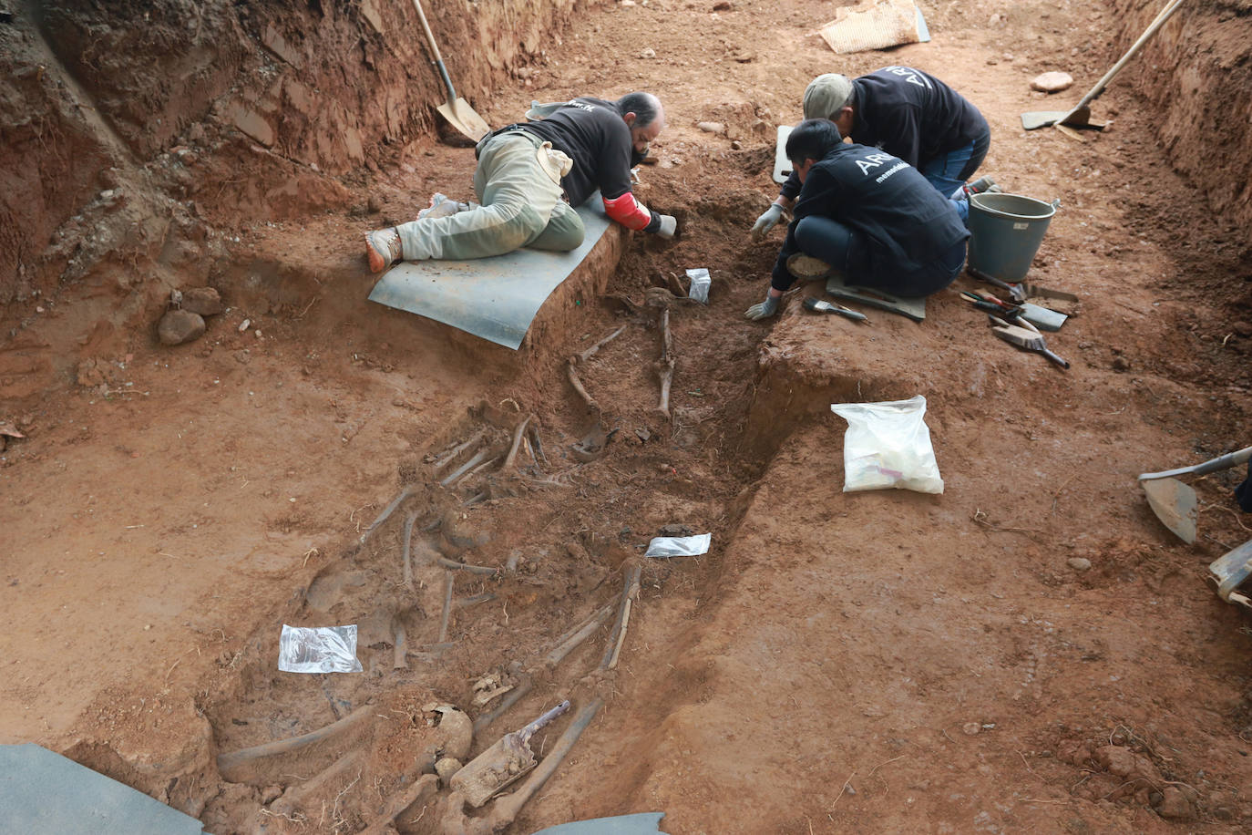 «Van a poder ser enterrados dignamente como siempre debieron estar»