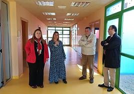 La consejera de Educación, Lydia Espina, acompañada por la diputada del PSOE Gimena Llamedo; el concejal de obras de Ribadedeva, José Luis Nosti, y el alcalde, Jesús Bordás, en el interior de la futura escuela de Infantil de Colombres.