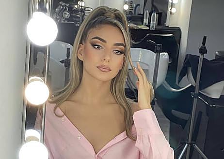 Imagen secundaria 1 - Celia Sevilla, elegida la mujer más bella de España