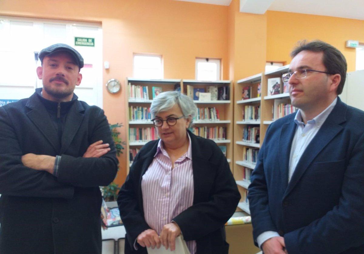 El director de la Fundación Municipal de Cultura, Educación y Universidad Popular, Miguel Barrero; la alcaldesa de Gijón, Ana González, y el concejal de Cultura, Manuel Vallina.