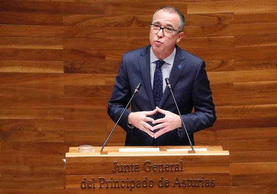 El consejero de Salud, Pablo Fernández Muñiz, en el pleno de la Junta General.