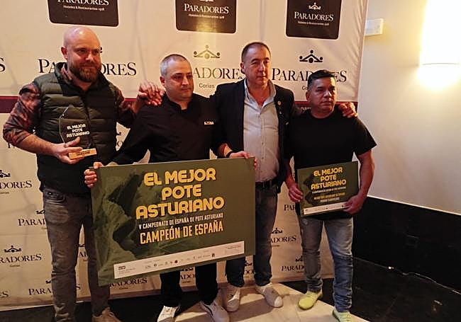 Pablo Aller ( responsable de Comunicación de Alterna Sidrería), Alfredo Cayarga, cocinero de Alterna sidrería; José Manuel García, presidente de la Junta Local de Hostelería de Cangas del Narcea; y Luis Paredes, segundo cocinero de Alterna Sidrería.