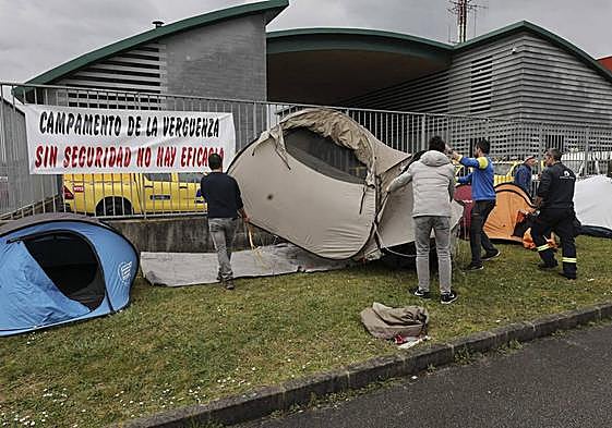 Los bomberos de Asturias iniciaron a principios de mes una acampada frente a la sede del SEPA para reclamar un incremento de personal en las dotaciones mínimas