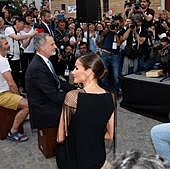 Don Felipe se anima a tocar el cajón en Cádiz: «Tenemos al primer rey cajonero»