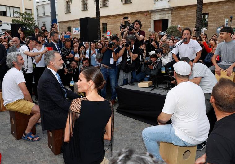 El Rey toca el cajón en el Congreso de la Lengua de Cádiz.