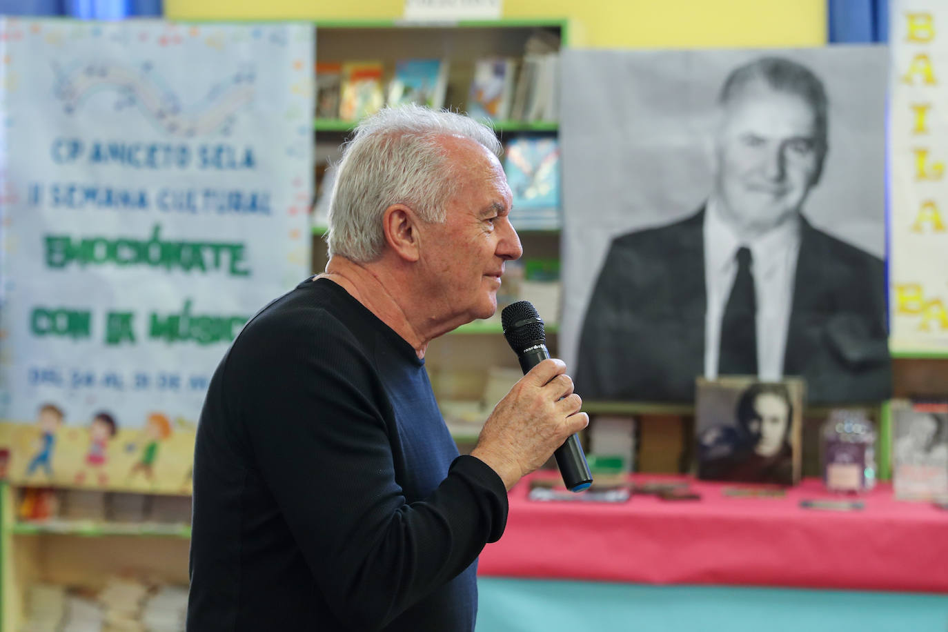 Los escolares del Aniceto Sela descubren a Víctor Manuel