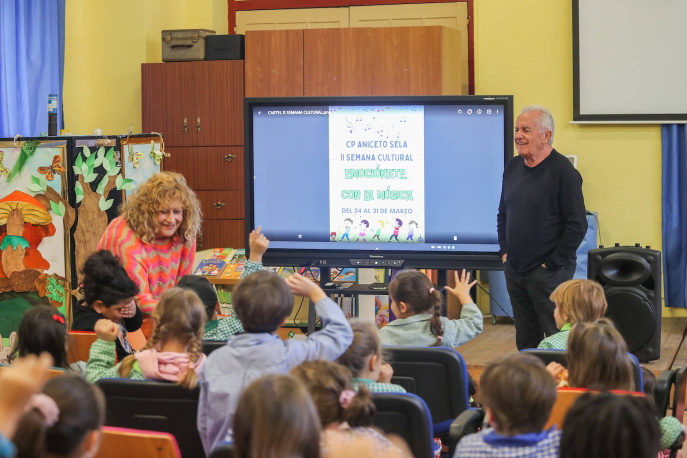 Los escolares del Aniceto Sela descubren a Víctor Manuel