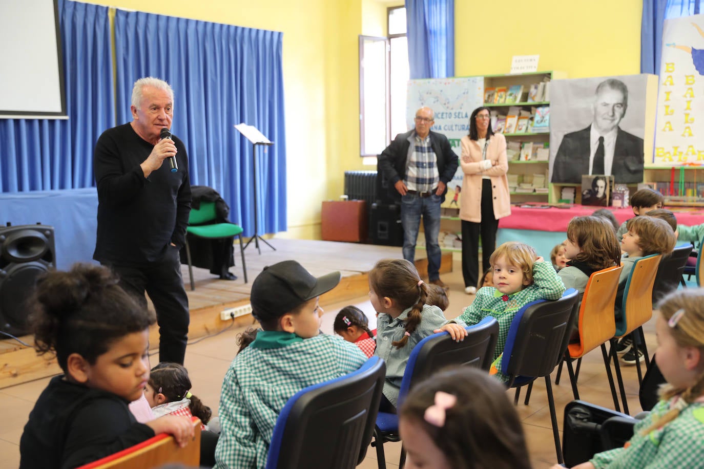 Los escolares del Aniceto Sela descubren a Víctor Manuel