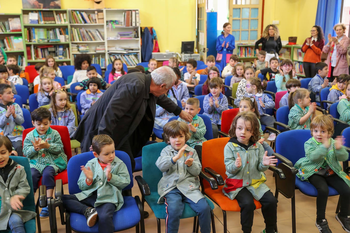 Los escolares del Aniceto Sela descubren a Víctor Manuel