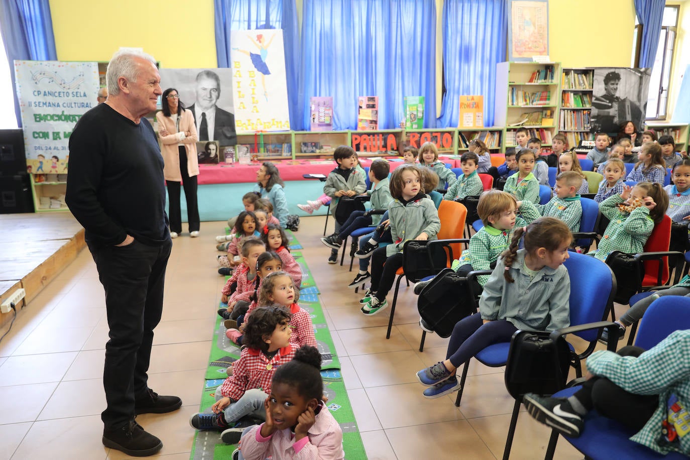 Los escolares del Aniceto Sela descubren a Víctor Manuel