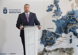 El presidente del Principado, Adrián Barbón, en la inauguración de la ruta de Volotea entre Asturias y Milán.