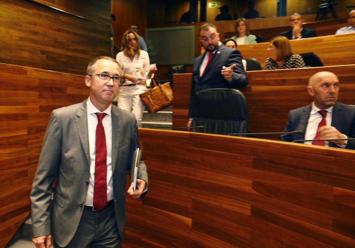 El consejero de Salud, Pablo Fernández, accede al hemiciclo de la Junta General.