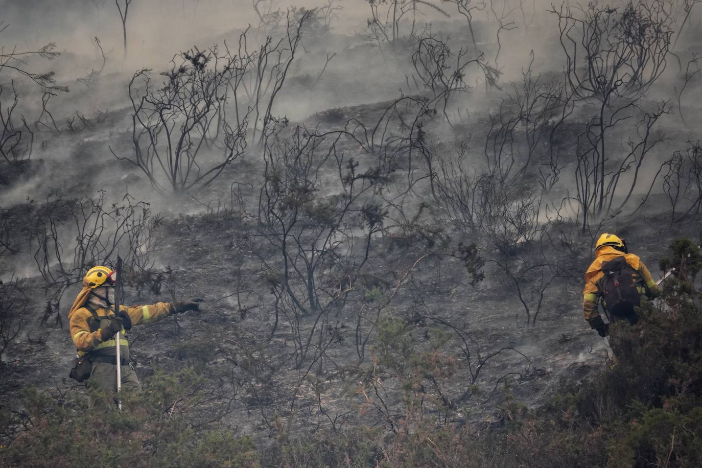 La dura lucha contra el fuego en Asturias