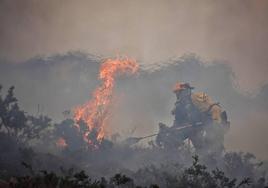 Los bomberos haciendo labores de extinción en los focos activos.