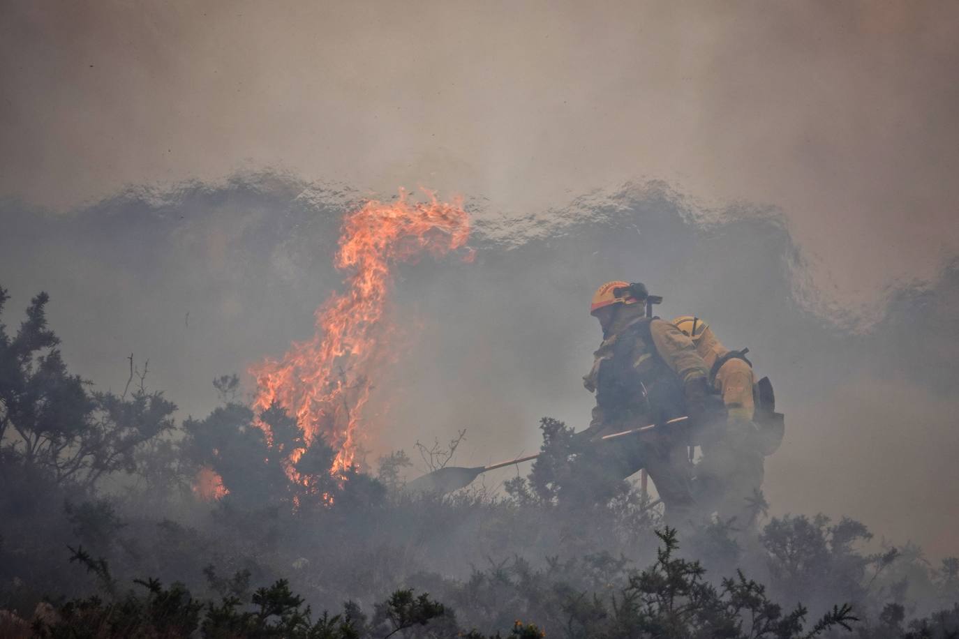 La dura lucha contra el fuego en Asturias