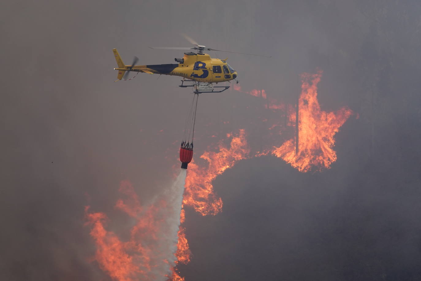 La dura lucha contra el fuego en Asturias