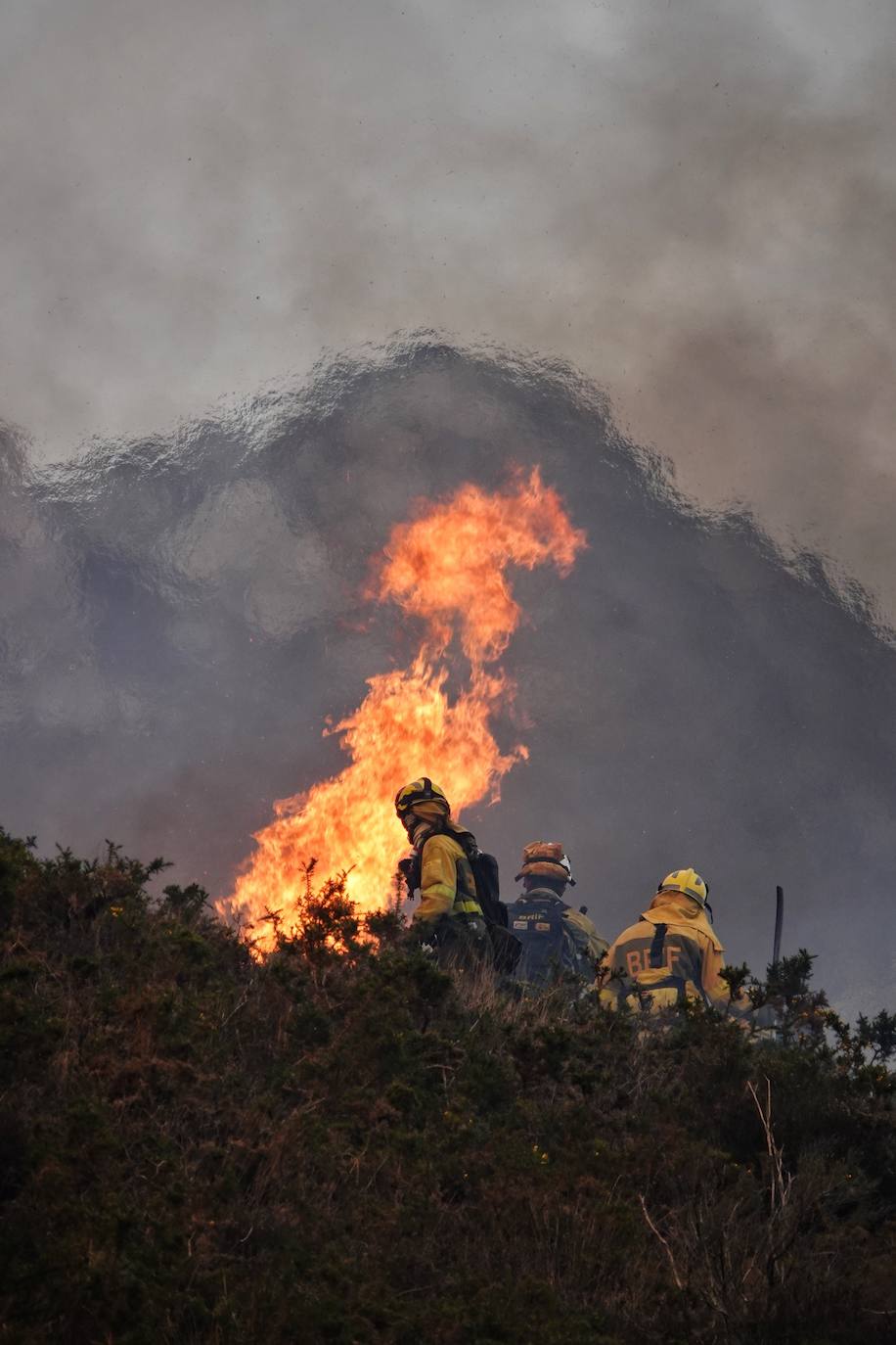 La dura lucha contra el fuego en Asturias