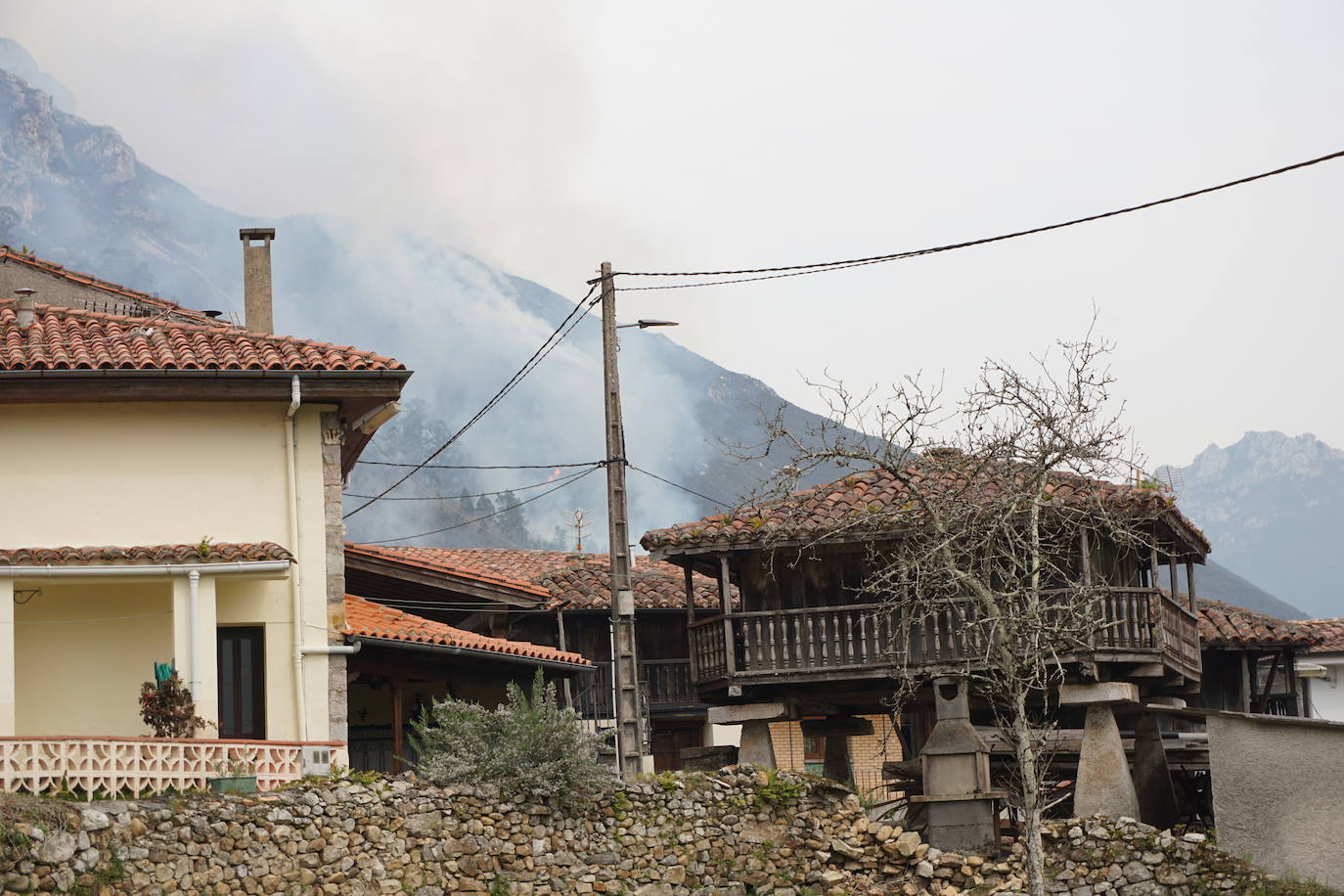 La dura lucha contra el fuego en Asturias