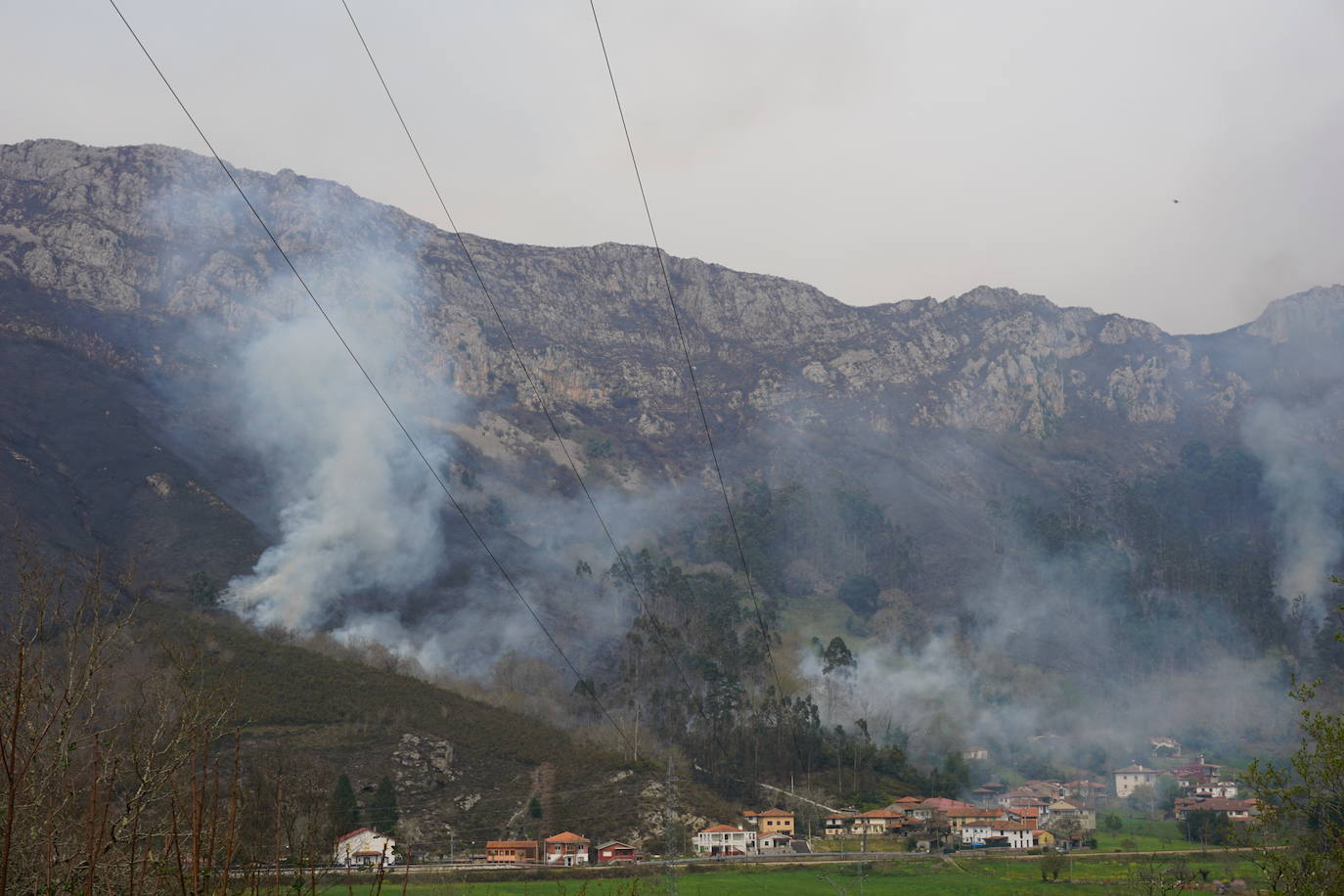 La dura lucha contra el fuego en Asturias