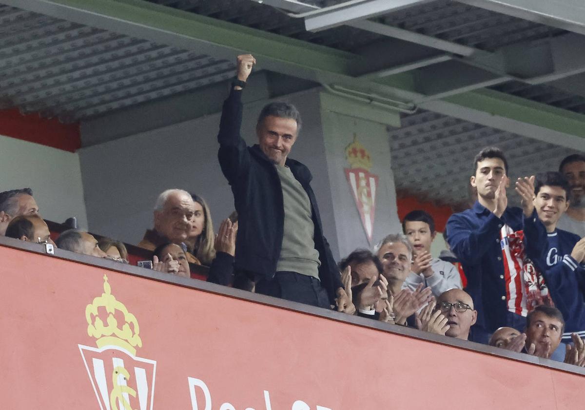 Luis Enrique, en el palco de El Molinón durante un partido.